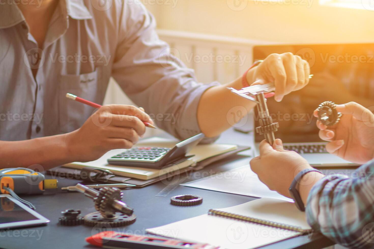 Soft Focus, factory mechanical engineering team is designing and developing gear sets to keep the machines running perfectly because gear sets are essential in the working system of large machines photo