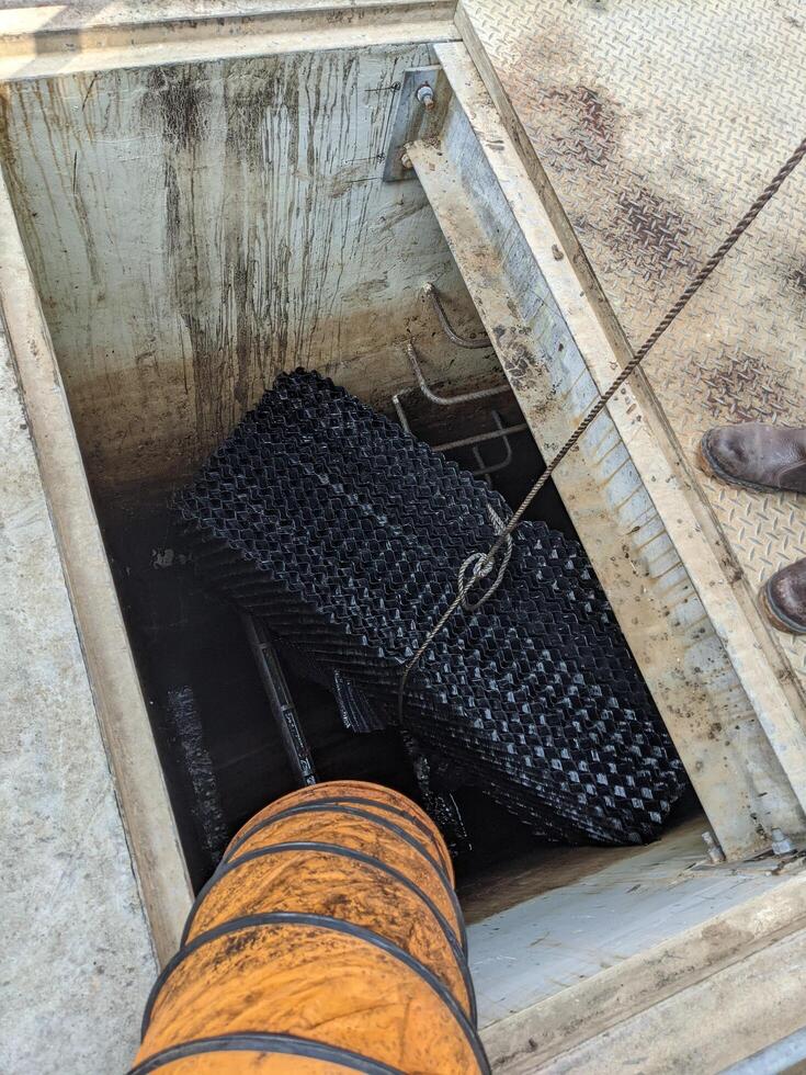 Install tube settler for oil photo