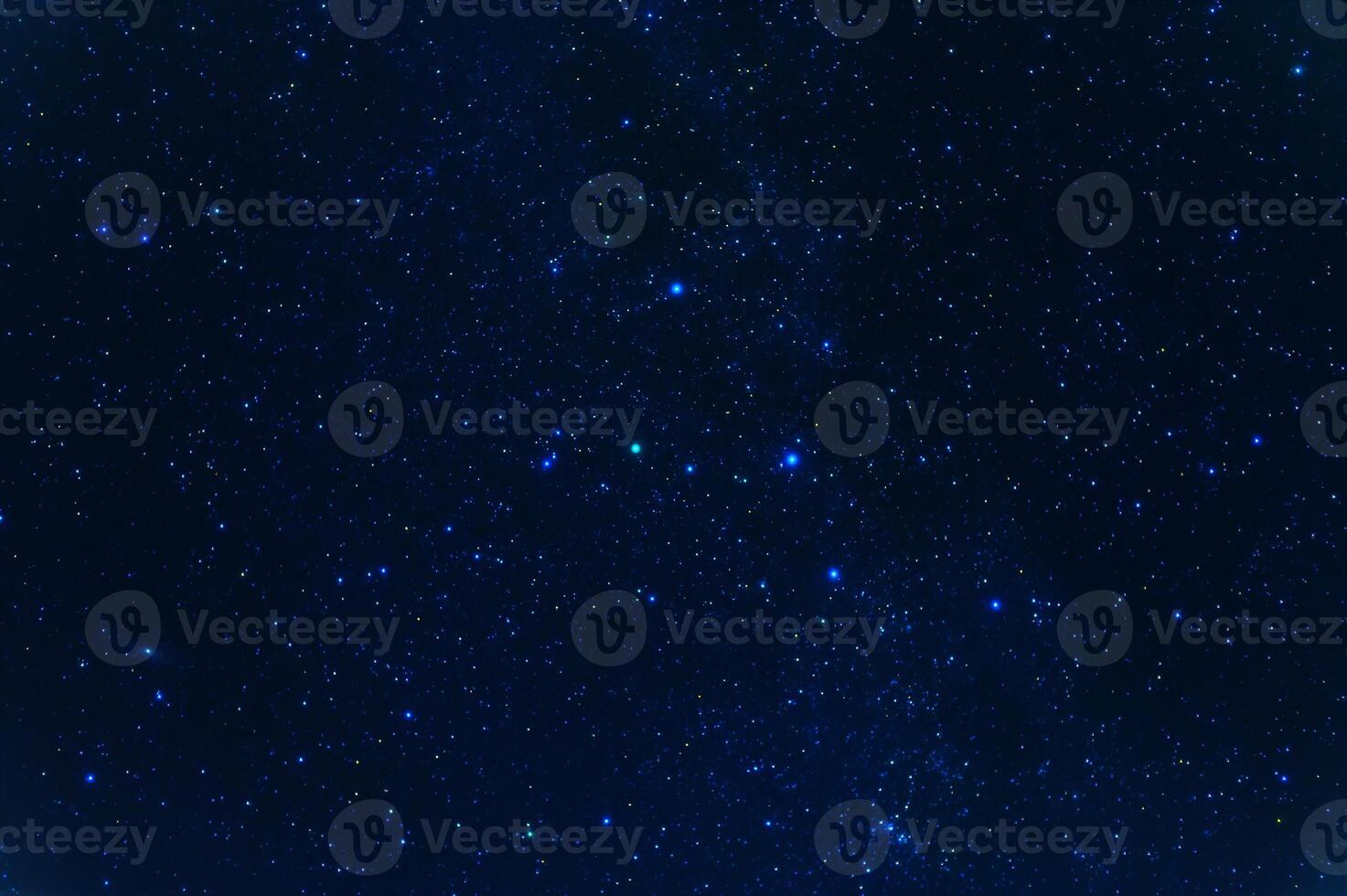 noche estrellado cielo con estrellas, constelaciones, nebulosas y galaxias a noche. resumen azul antecedentes foto