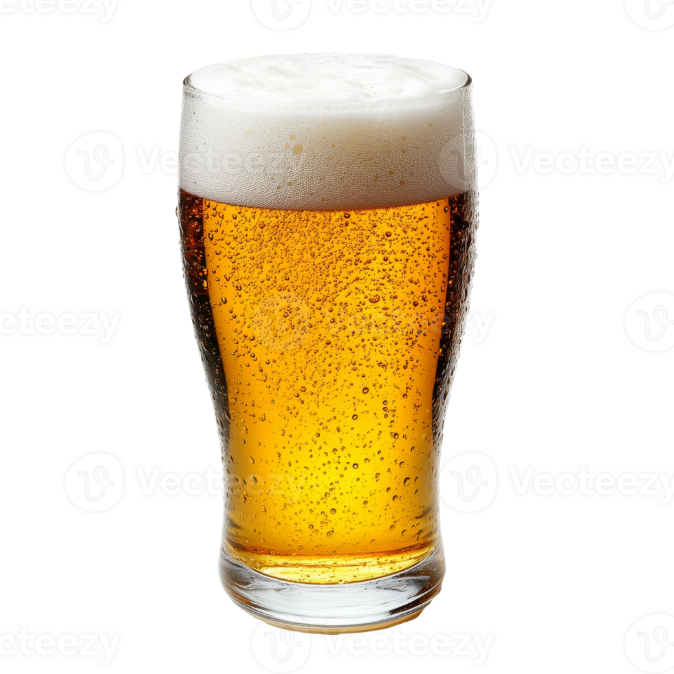 rinfrescante d'oro birra servito nel un' chiaro bicchiere isolato trasparente png
