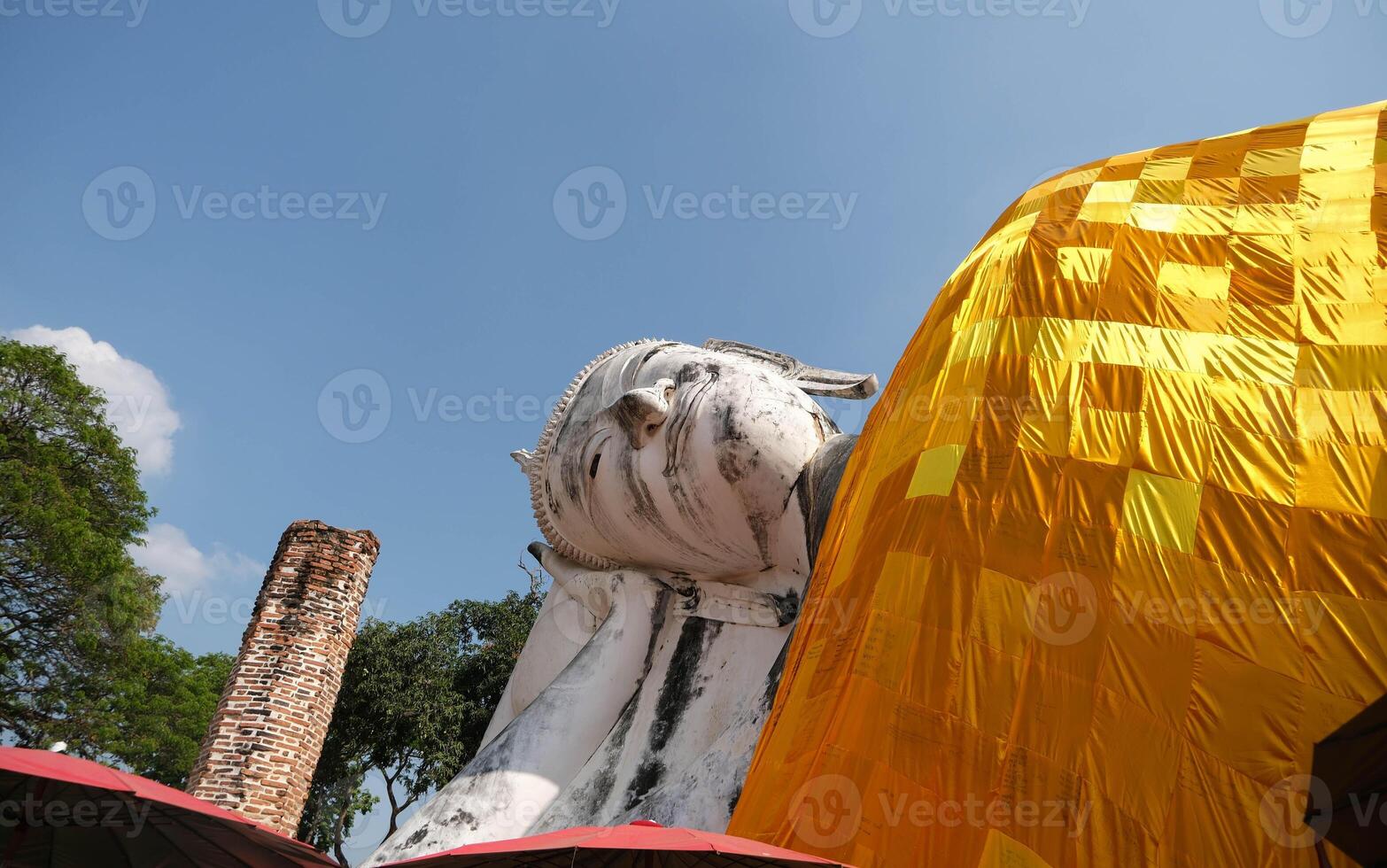 The big beautiful reclining Buddha at Wat Khun Inthapramun. photo