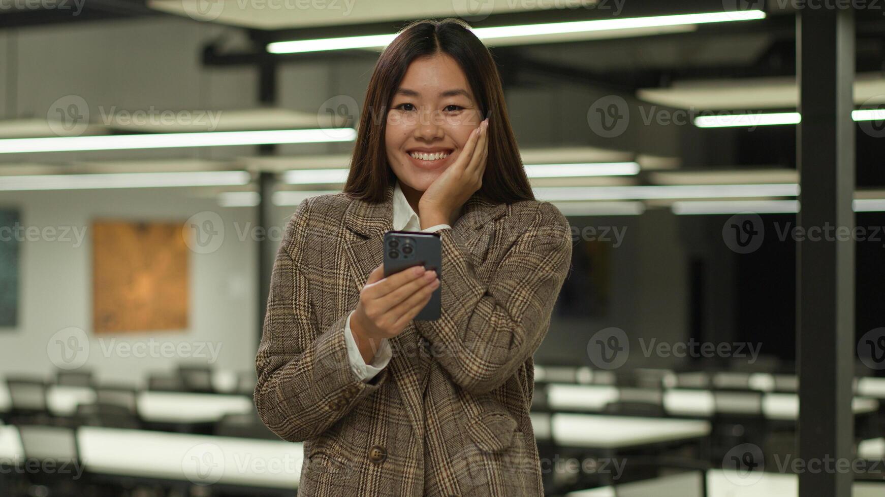 contento emocionado preguntarse asiático mujer negocio estudiante niña mirando a móvil teléfono lograr bueno Noticias increíble mensaje teléfono inteligente victorioso sorpresa emoción coreano mujer de negocios hembra en oficina abierto boca foto