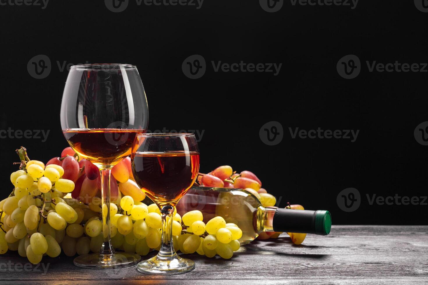wine and grapes on the table photo