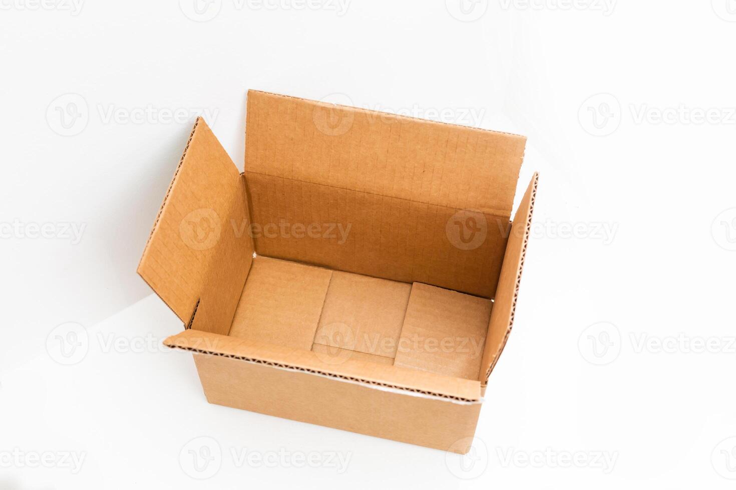 abierto grande vacío marrón cuadrado cartulina caja para transportar bienes en blanco fondo, foto