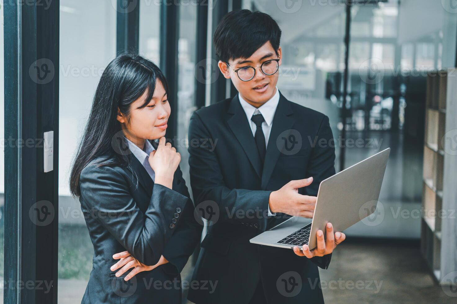 group of business people working and communicating together in the office With the charging of graphs for analysis, conceptual analysis and business planning photo