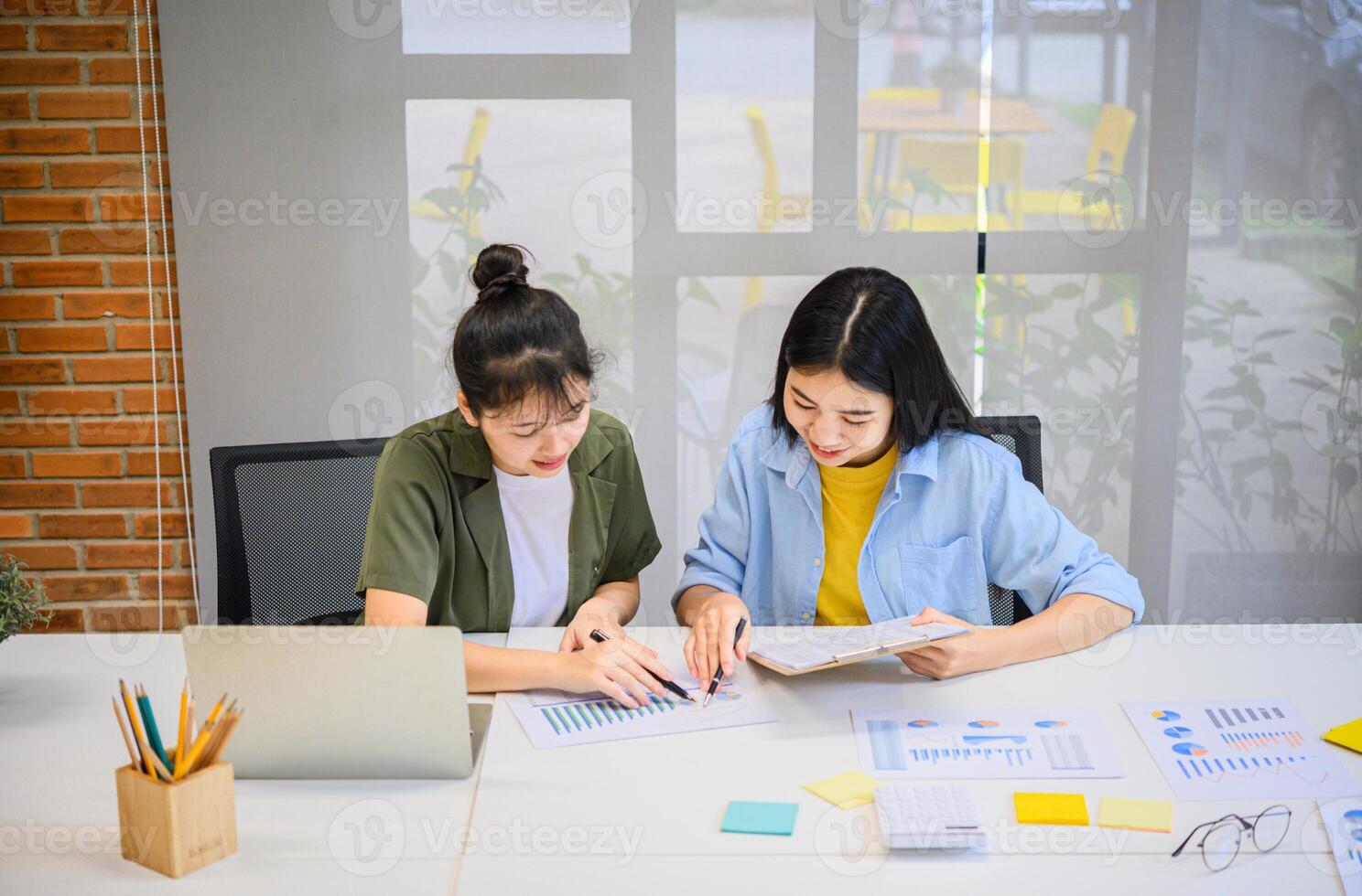 group of business people working and communicating together in the office With the charging of graphs for analysis, conceptual analysis and business planning photo