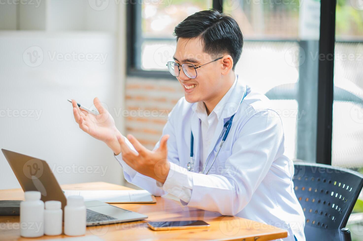 Doctors are giving advice to patients via online , informing them of physical examination results and suggesting treatment and health care. photo