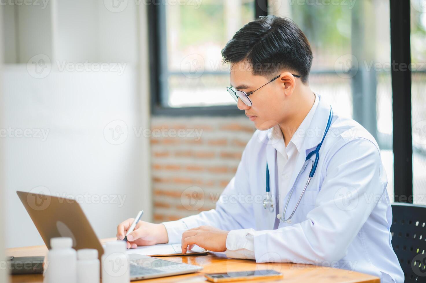 Doctors are giving advice to patients via online , informing them of physical examination results and suggesting treatment and health care. photo
