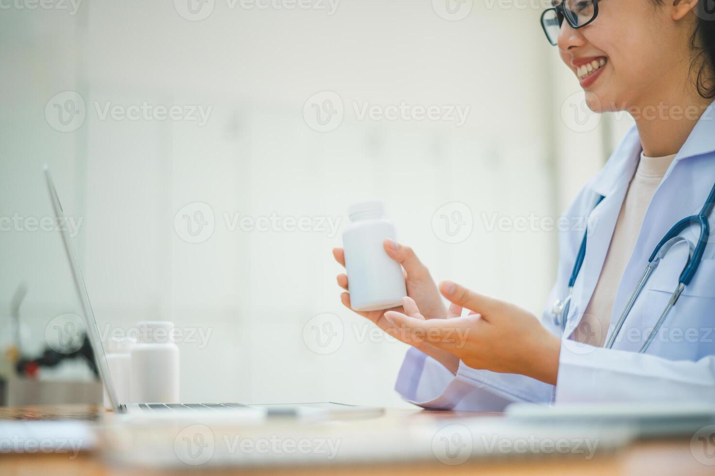 Doctors are giving advice to patients via online , informing them of physical examination results and suggesting treatment and health care. photo