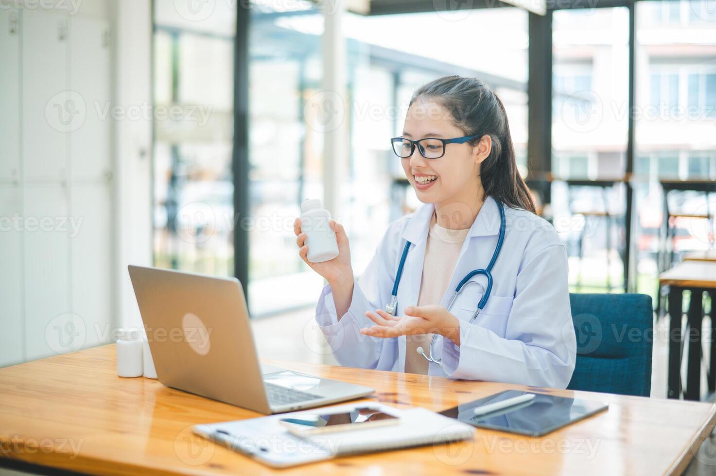 Doctors are giving advice to patients via online , informing them of physical examination results and suggesting treatment and health care. photo
