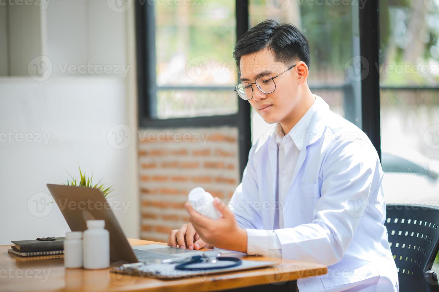 Doctors are giving advice to patients via online , informing them of physical examination results and suggesting treatment and health care. photo