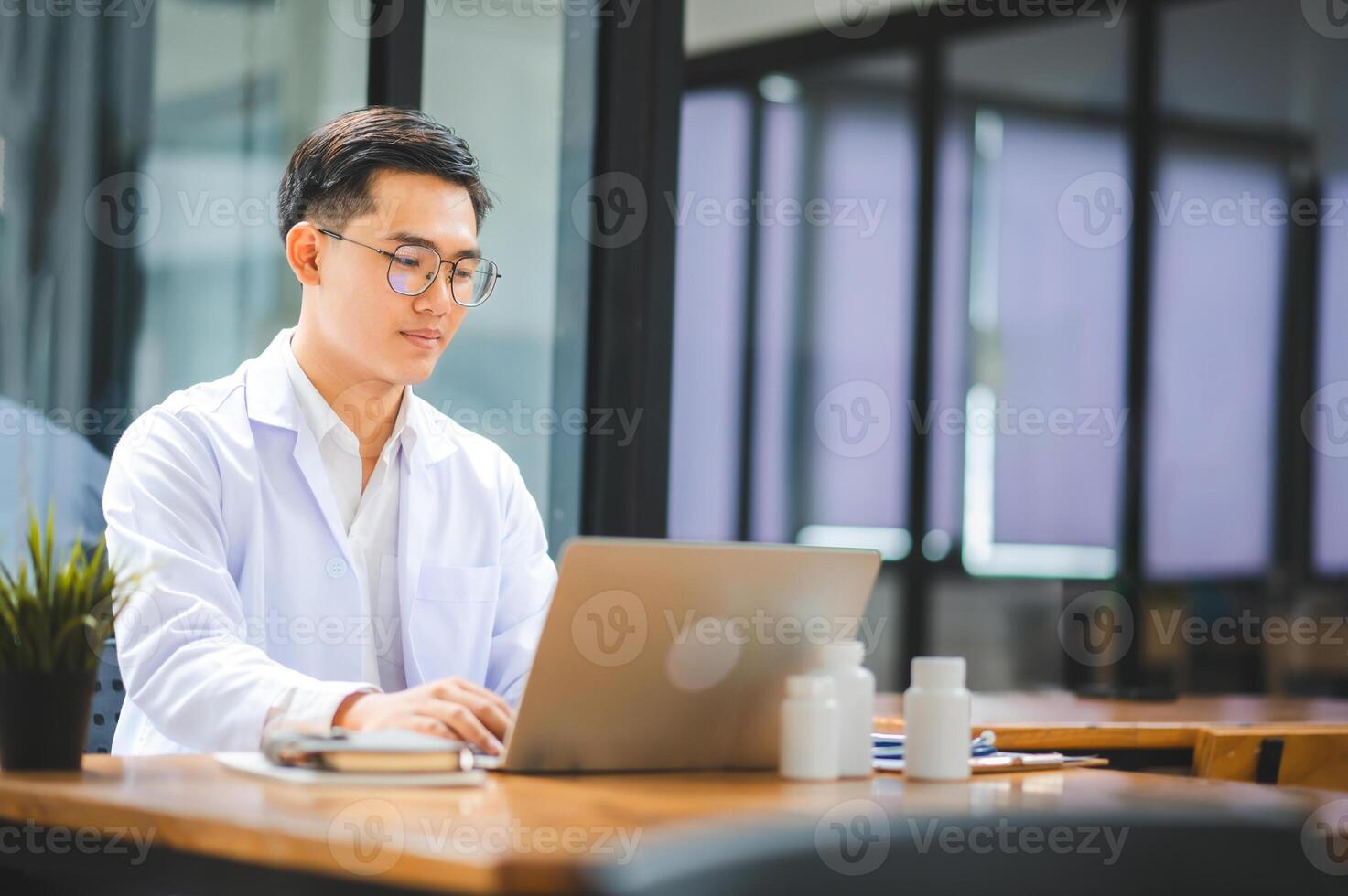 Doctors are giving advice to patients via online , informing them of physical examination results and suggesting treatment and health care. photo