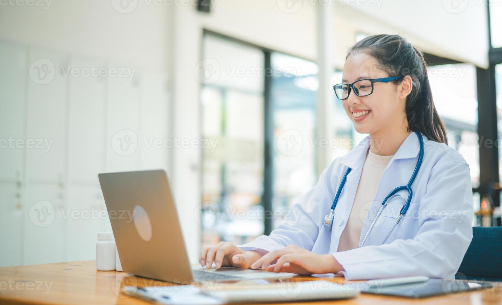 Doctors are giving advice to patients via online , informing them of physical examination results and suggesting treatment and health care. photo