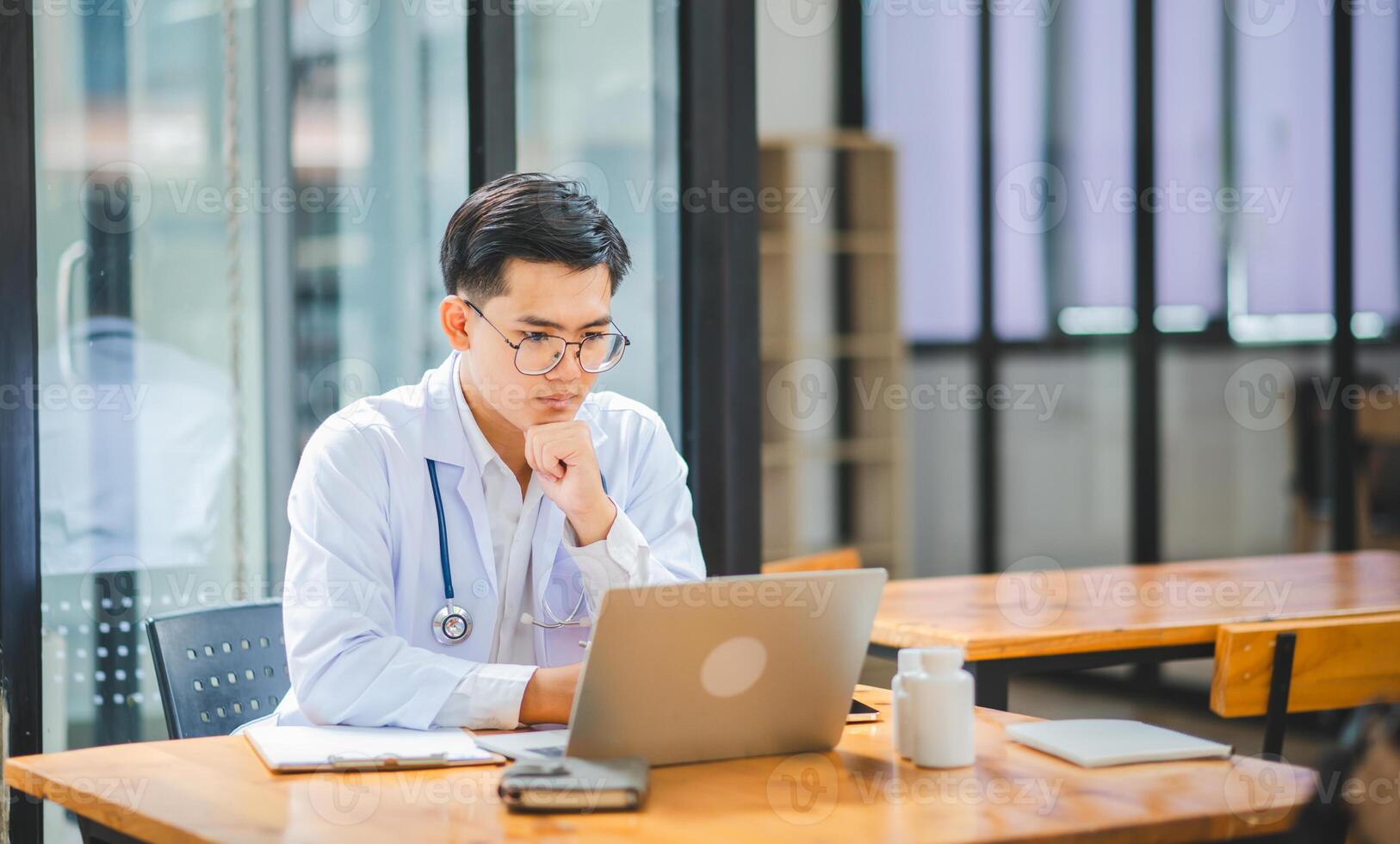 Doctors are giving advice to patients via online , informing them of physical examination results and suggesting treatment and health care. photo