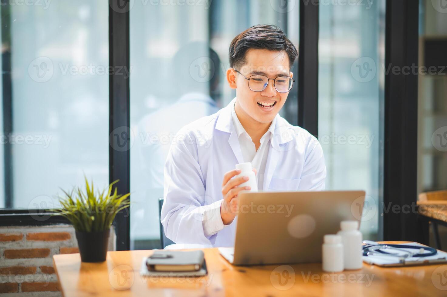 Doctors are giving advice to patients via online , informing them of physical examination results and suggesting treatment and health care. photo