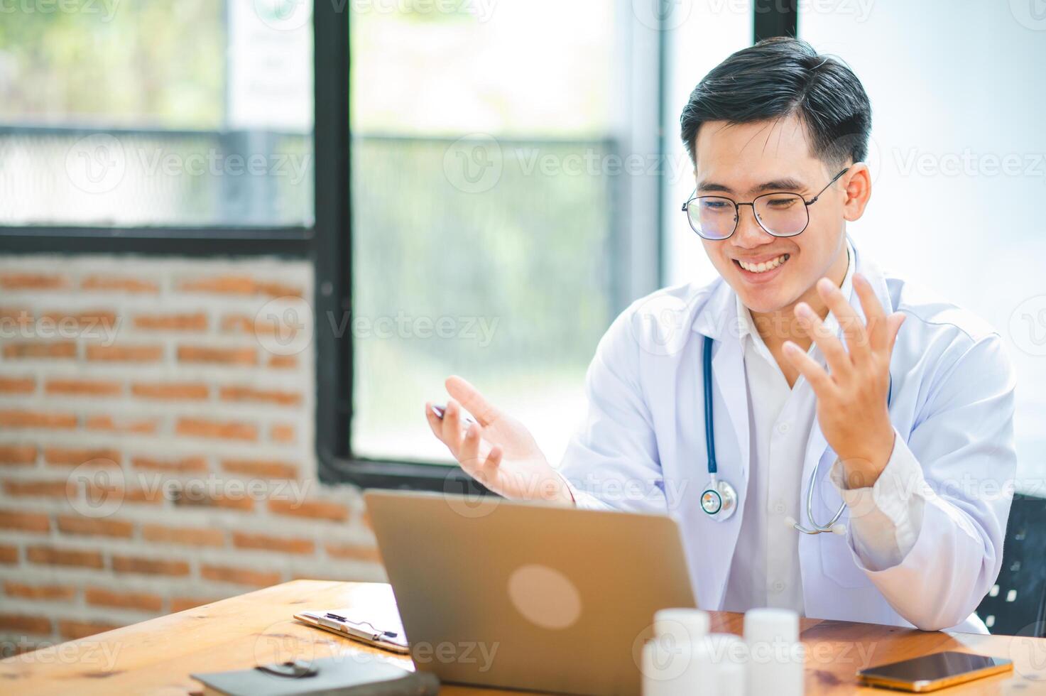 Doctors are giving advice to patients via online , informing them of physical examination results and suggesting treatment and health care. photo