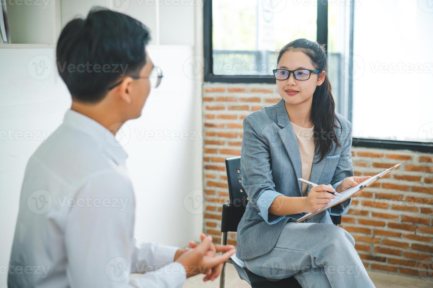 Psychologist listening to the problem of a patient with mental health problems, a patient for treatment encouragement Love and family problems, bipolar, depressed patients prevent suicide photo