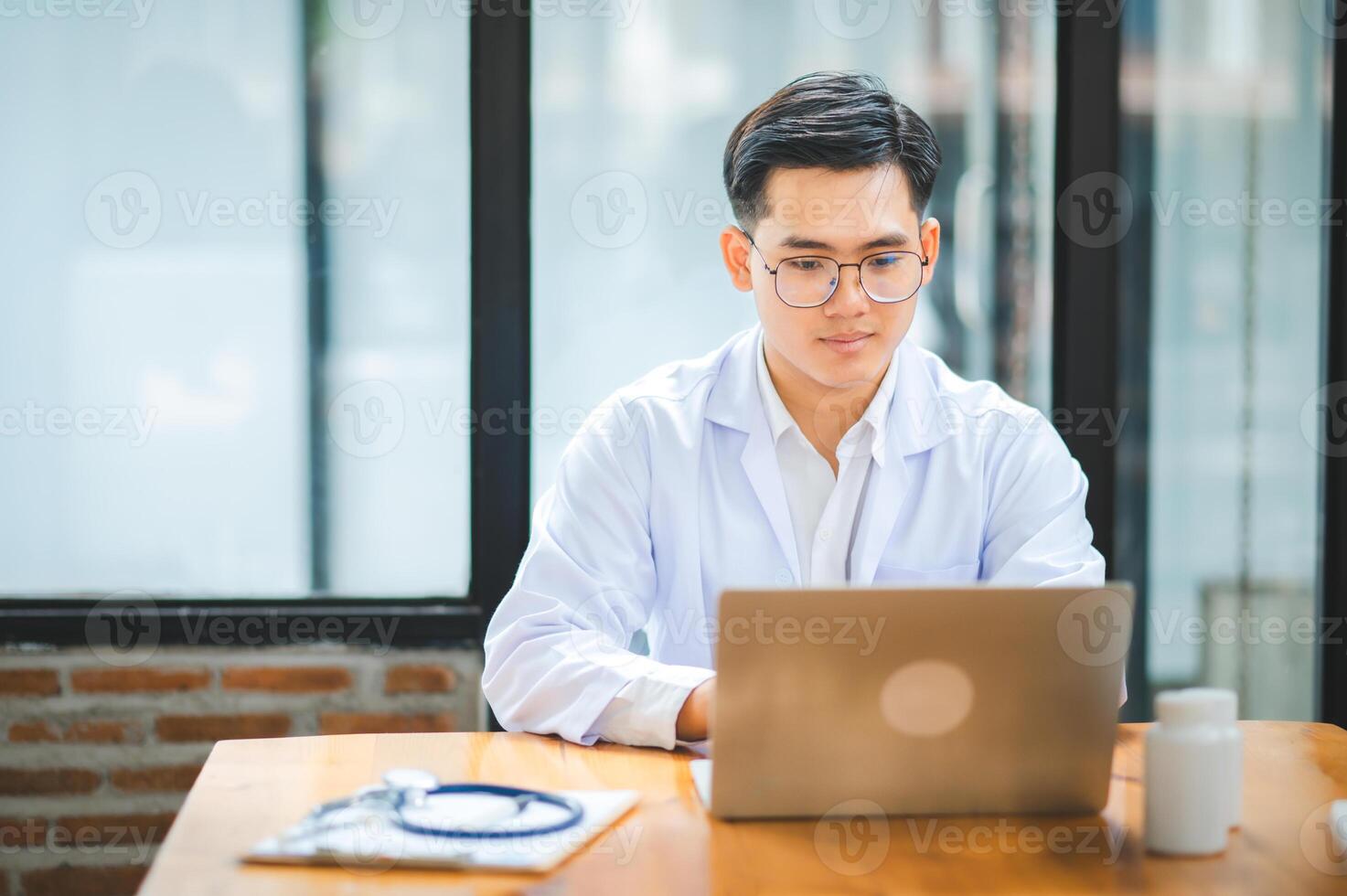 Doctors are giving advice to patients via online , informing them of physical examination results and suggesting treatment and health care. photo