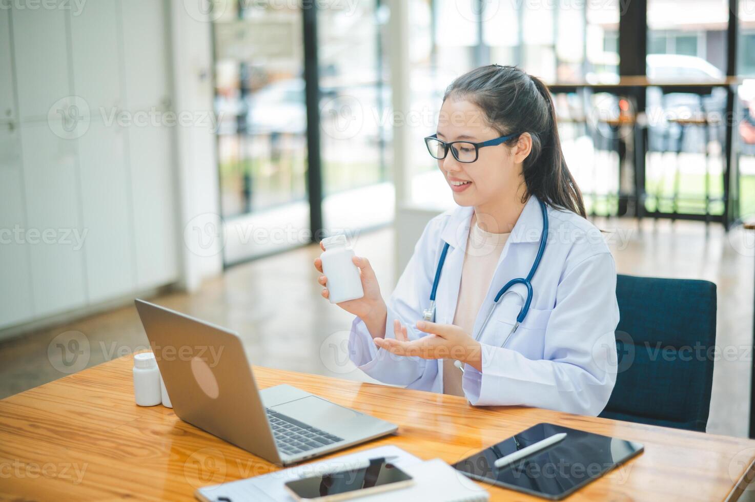 Doctors are giving advice to patients via online , informing them of physical examination results and suggesting treatment and health care. photo