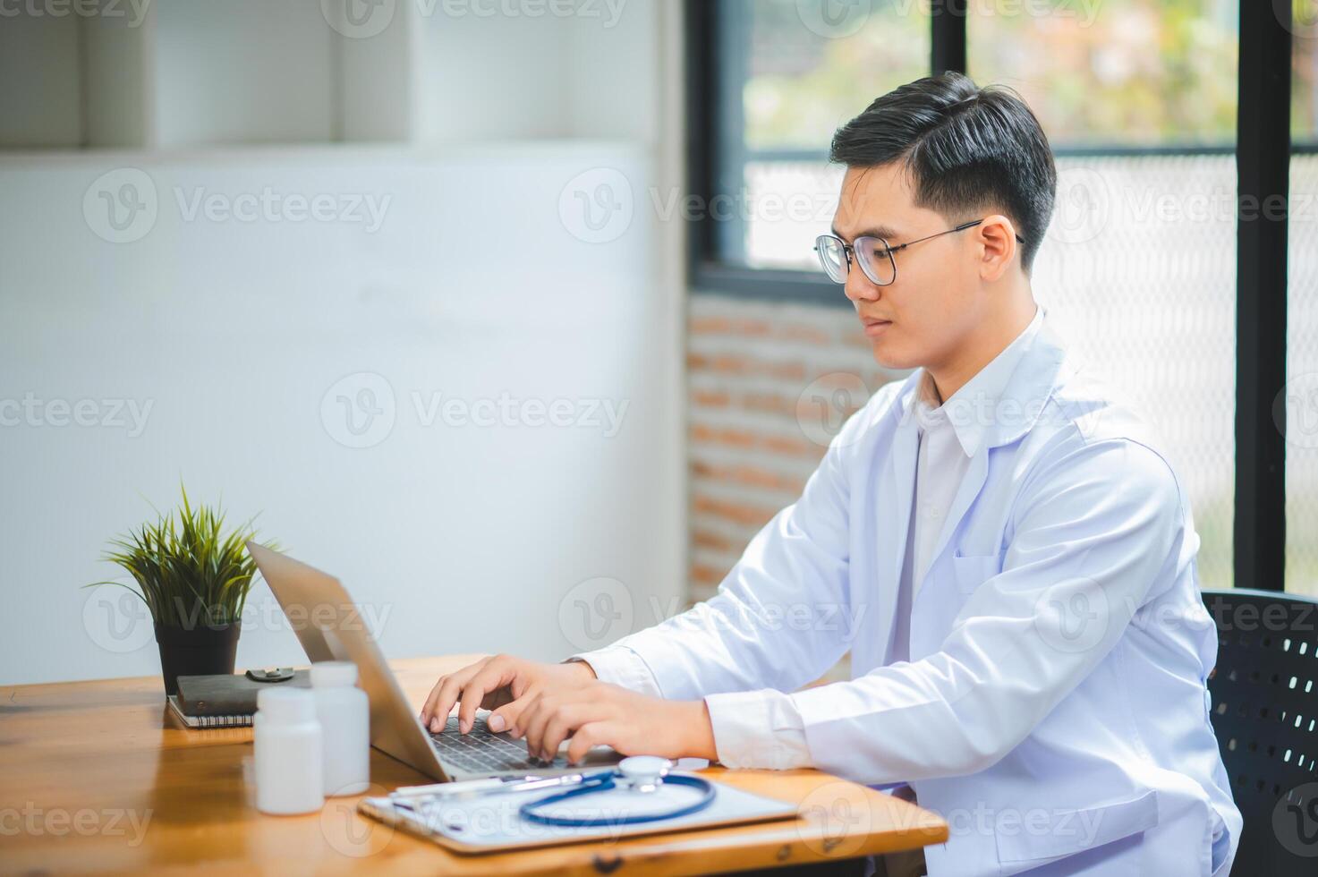 Doctors are giving advice to patients via online , informing them of physical examination results and suggesting treatment and health care. photo