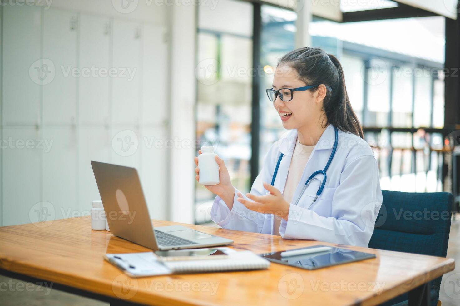 Doctors are giving advice to patients via online , informing them of physical examination results and suggesting treatment and health care. photo