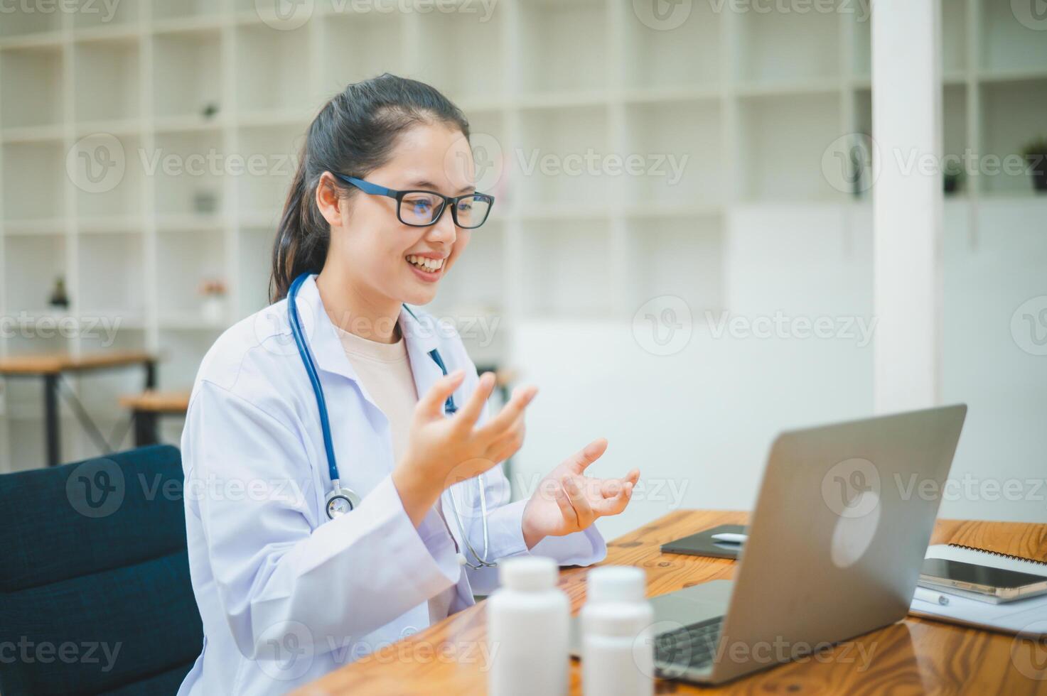 Doctors are giving advice to patients via online , informing them of physical examination results and suggesting treatment and health care. photo