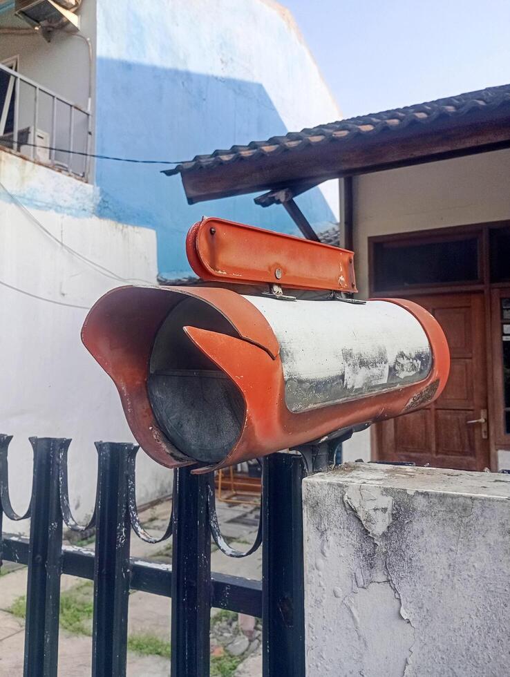 photo of an old, rusty mailbox