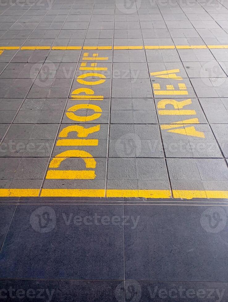 Drop off area for vehicles to unload passengers photo