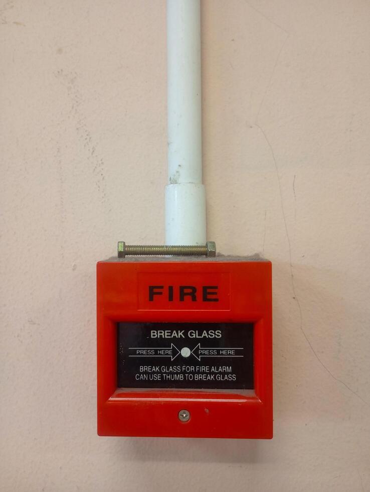 photo of the sign that says 'Break glass to activate alarm in case of fire