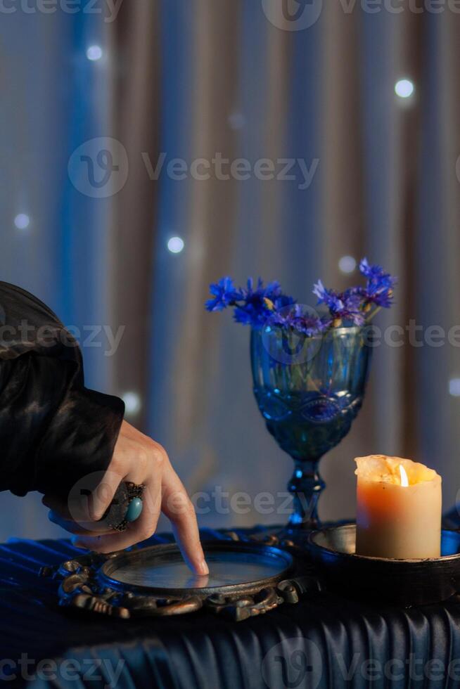 Chaclun's hand to perform the ritual over a mirror photo