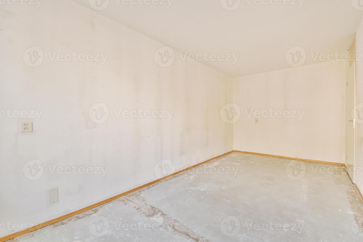 un habitación con blanco paredes y un puerta foto
