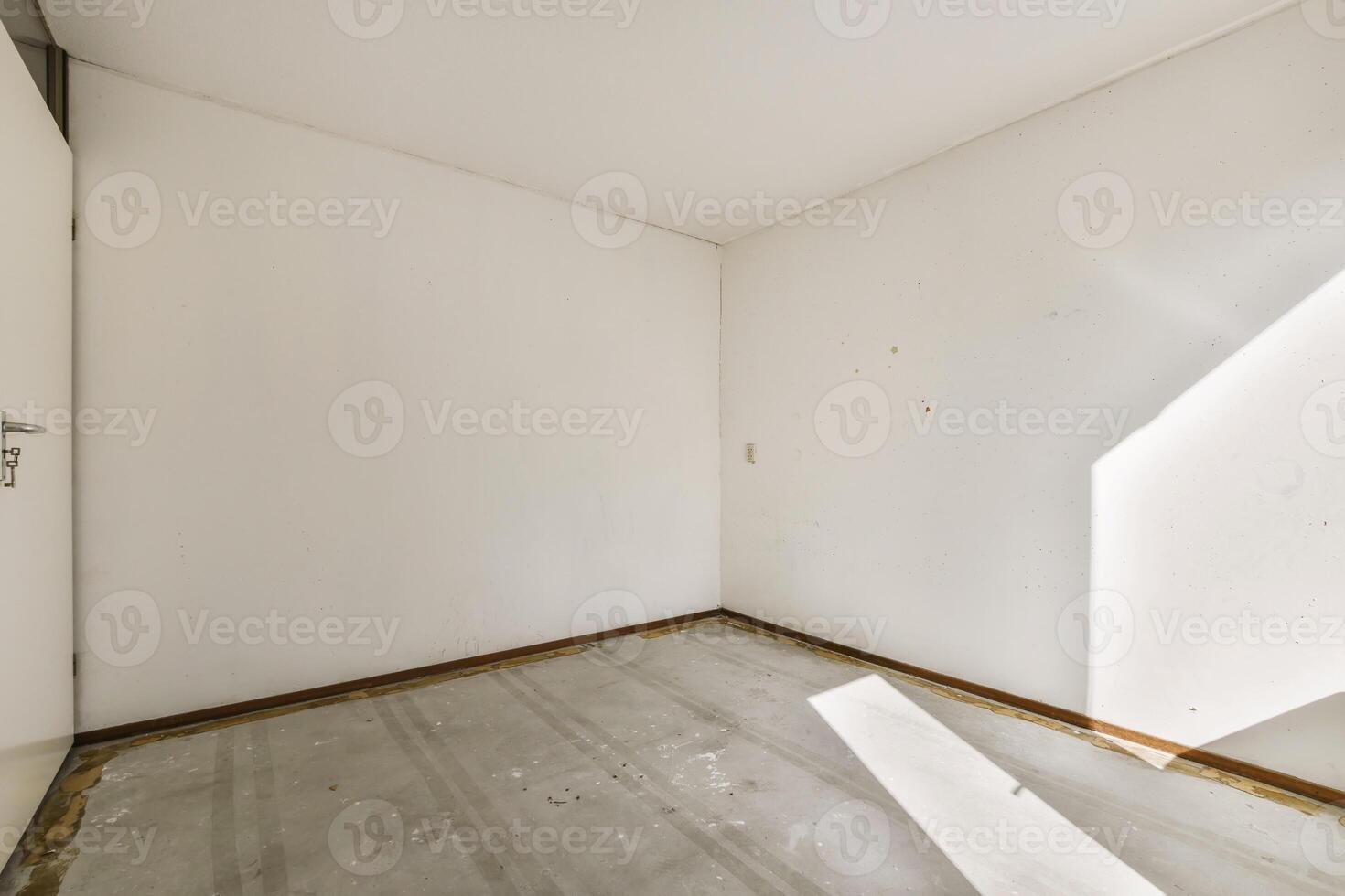 Empty room with white walls and a door photo
