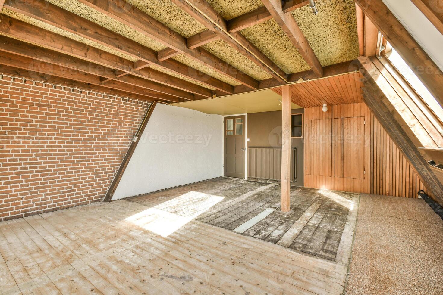 un habitación con un ladrillo pared y de madera vigas foto