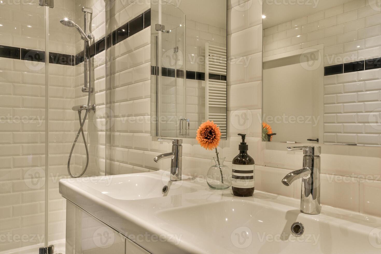A bathroom with two sinks photo