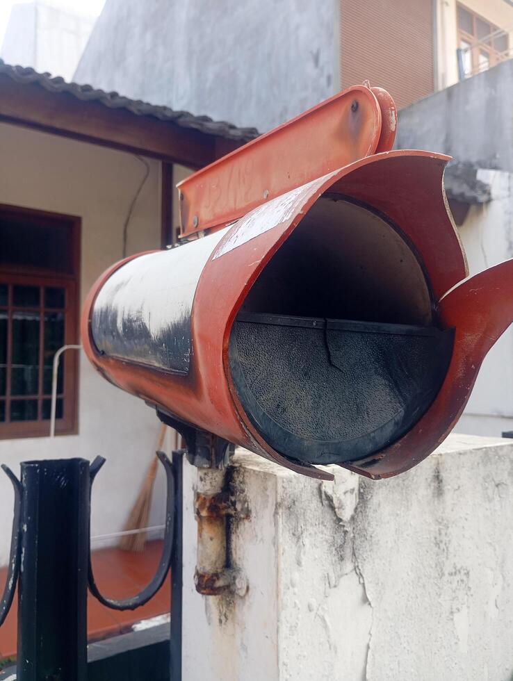 photo of an old, rusty mailbox