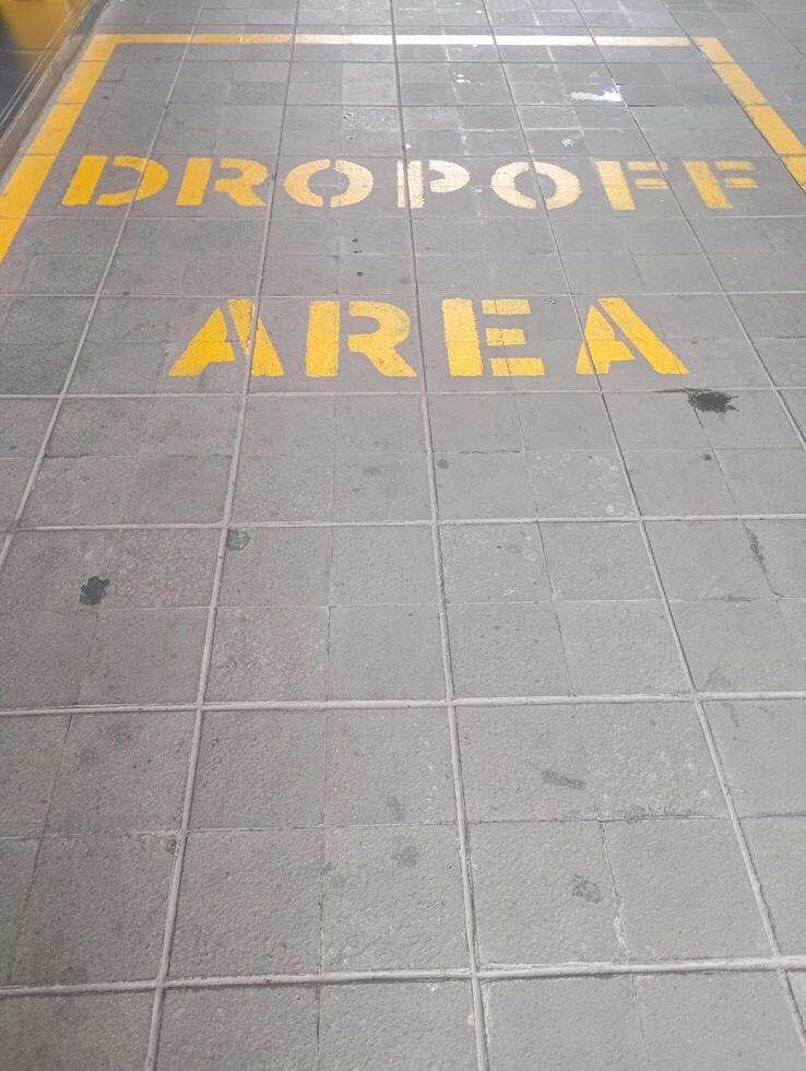 Drop off area for vehicles to unload passengers photo