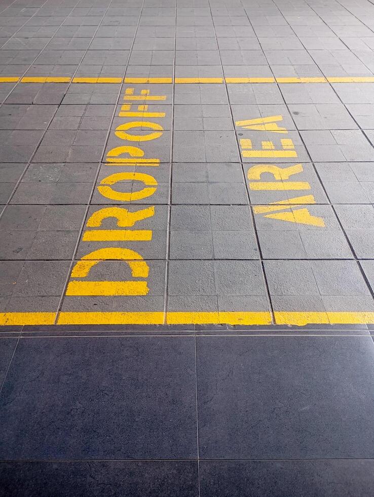 Drop off area for vehicles to unload passengers photo