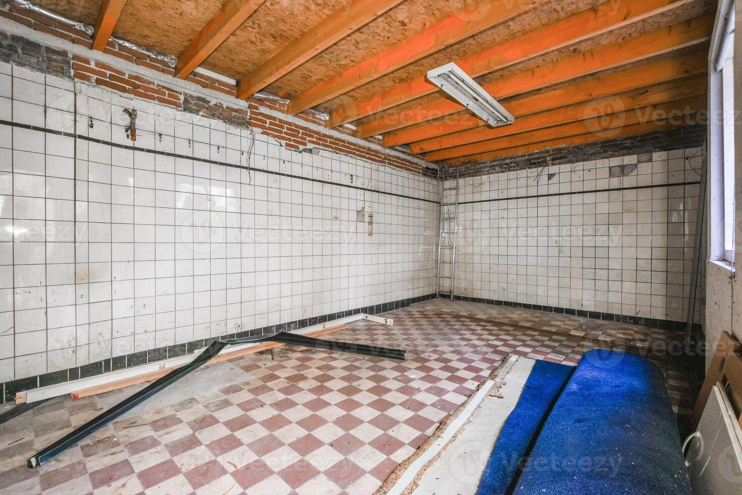 An empty room with tiled walls and ceiling photo