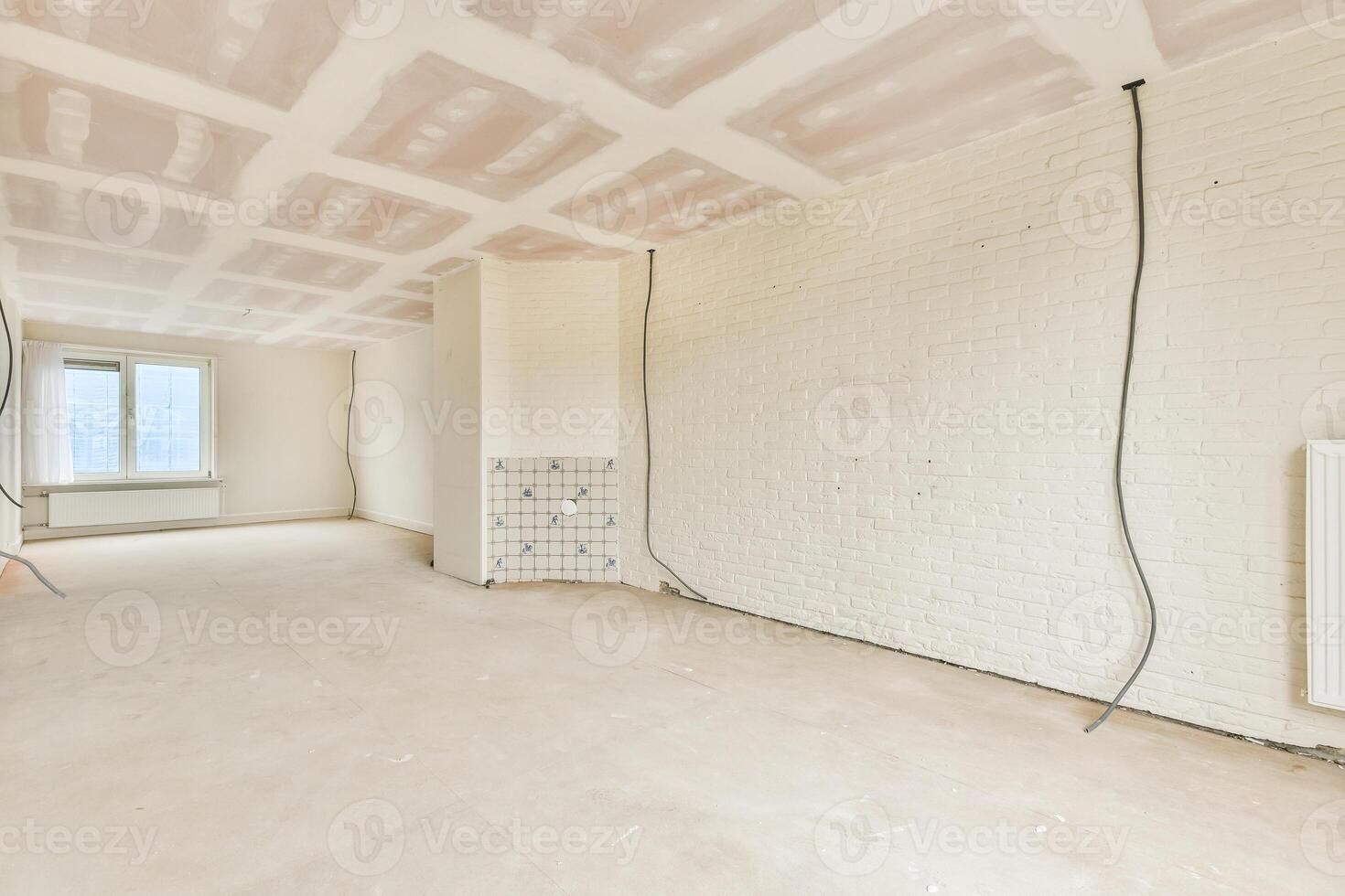 An empty room with a white brick wall and a ceiling photo