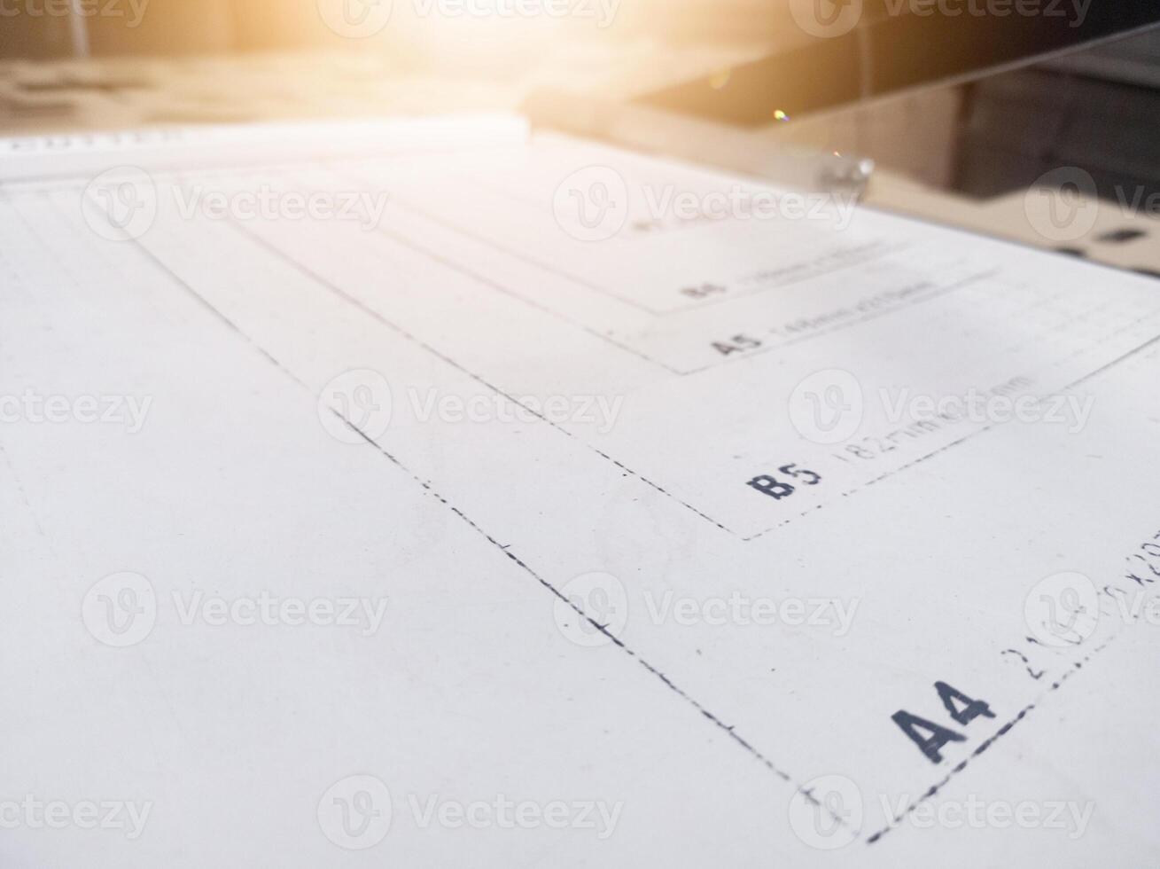 cerca arriba el papel cortador con medición escala, industrial papel conceptual. foto