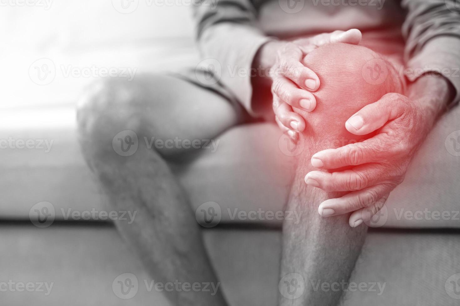 Osteoarthritis is more common in the elderly. Causes knee pain, swelling, redness, stiffness in the knee, clinging noise in the knee. photo