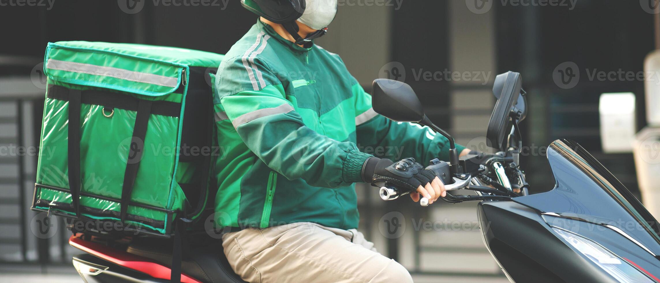 green shirt rider Ready for fast food delivery with online applications photo