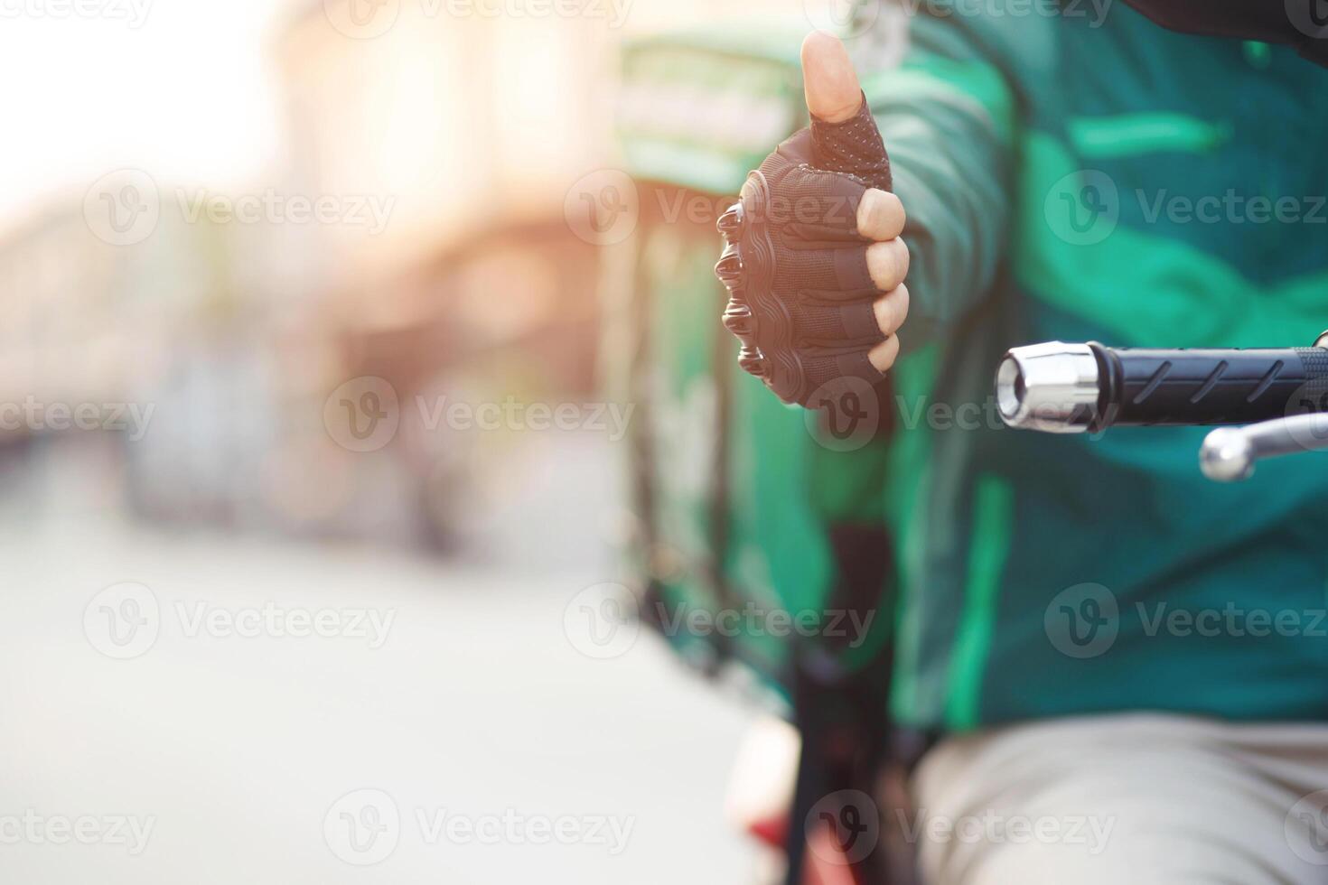 green shirt rider Ready for fast food delivery with online applications photo