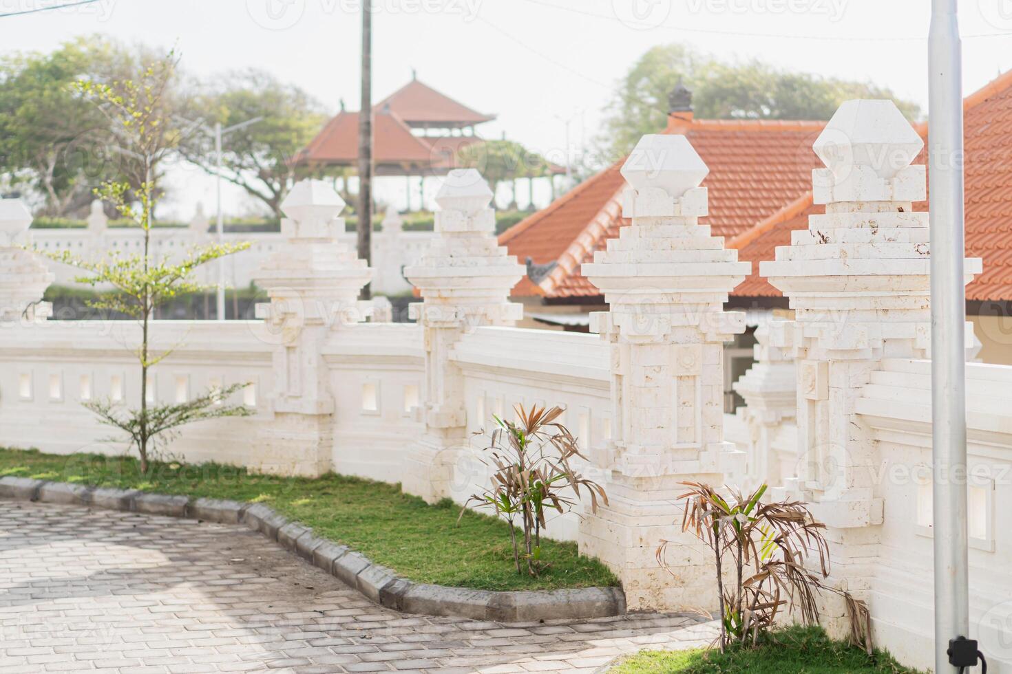 A white fence with white pillars photo