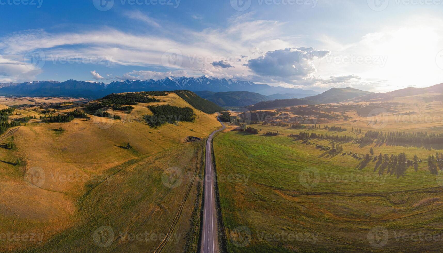 Chuysky trakt road in the Altai mountains. photo