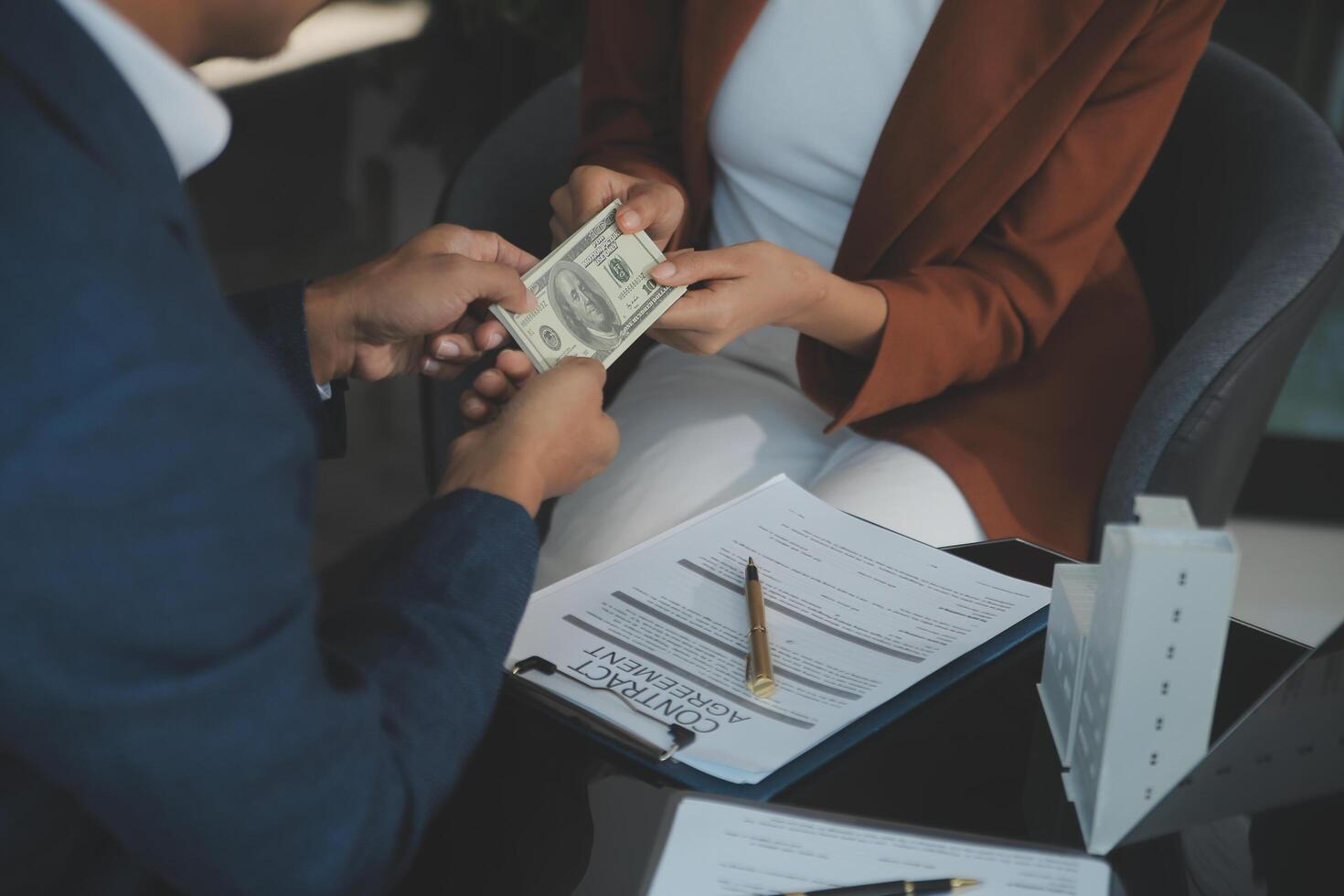 real inmuebles agente y cliente firma contrato a comprar casa, seguro o préstamo real finca.alquiler un casa, consigue seguro o préstamo real inmuebles o propiedad. foto