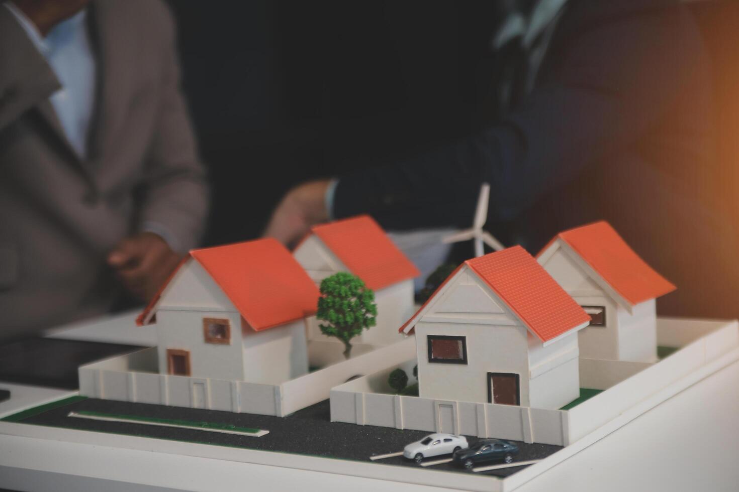 hipster negocio hombre y oficina edificio propietario y energía ingeniero plan un proyecto a construir un solar panel para el edificio debajo construcción. limpiar y verde alternativa energía concepto. foto