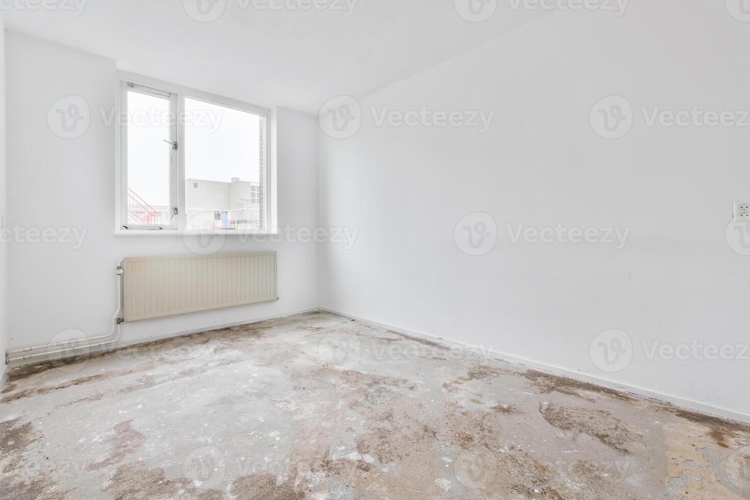 Empty room with white walls and a radiator photo