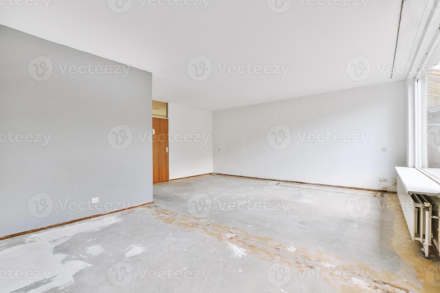 Empty room with white walls and a window photo
