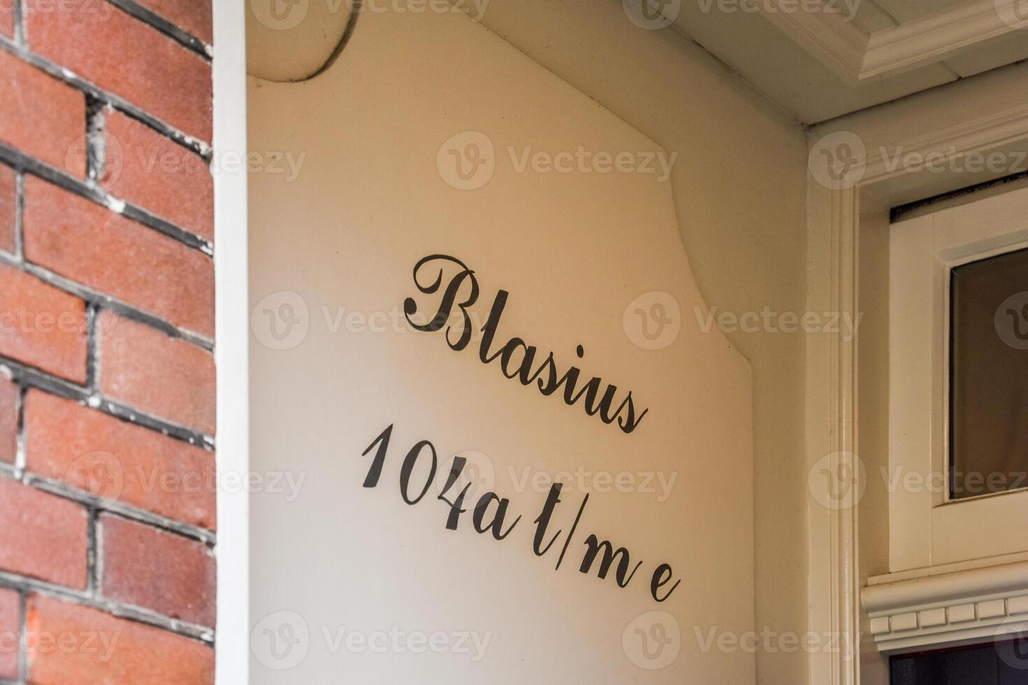 A sign on the side of a building that says blissus 10am photo
